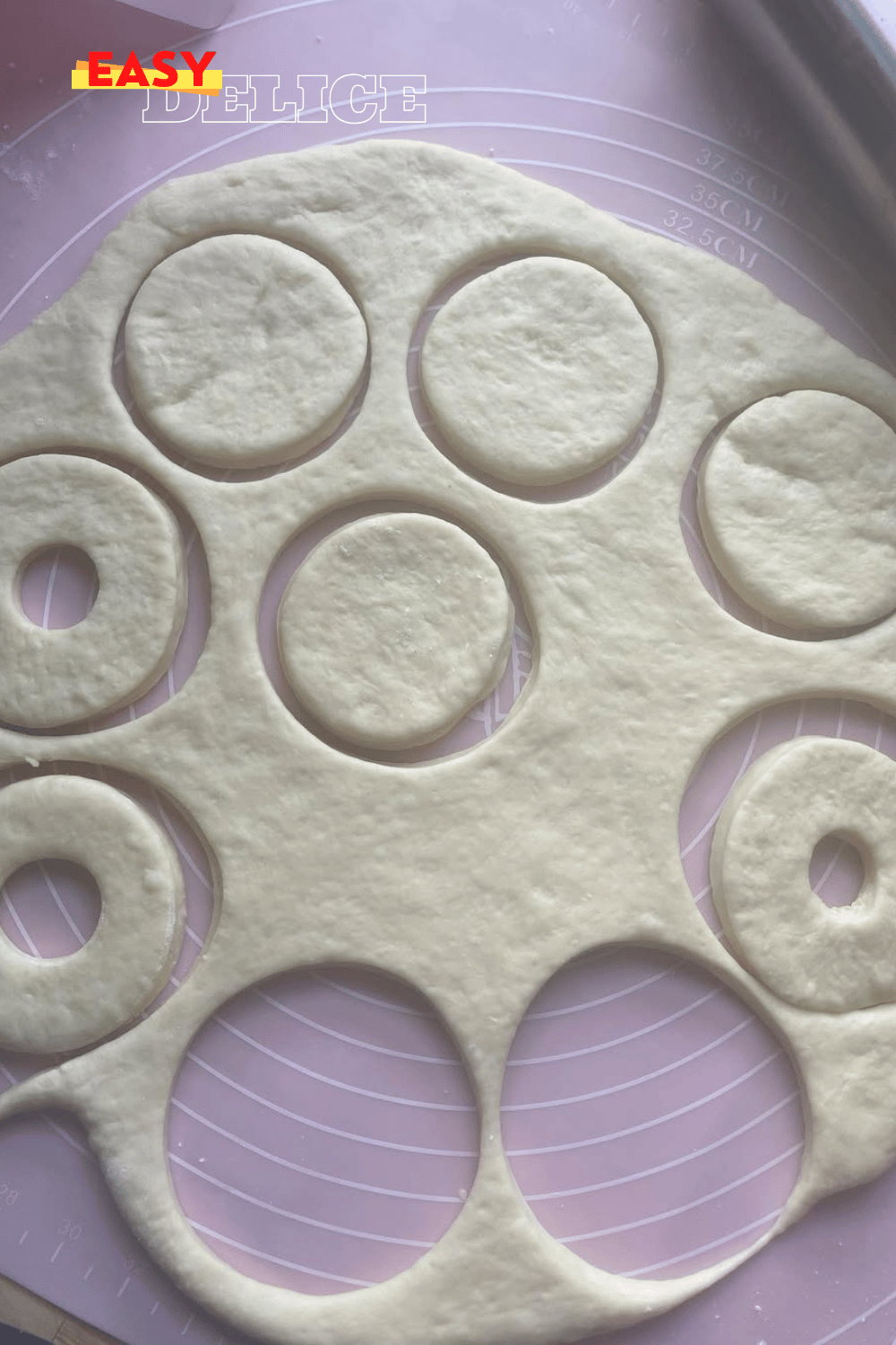 Beignets moelleux dorés et saupoudrés de sucre, servis sur une assiette.