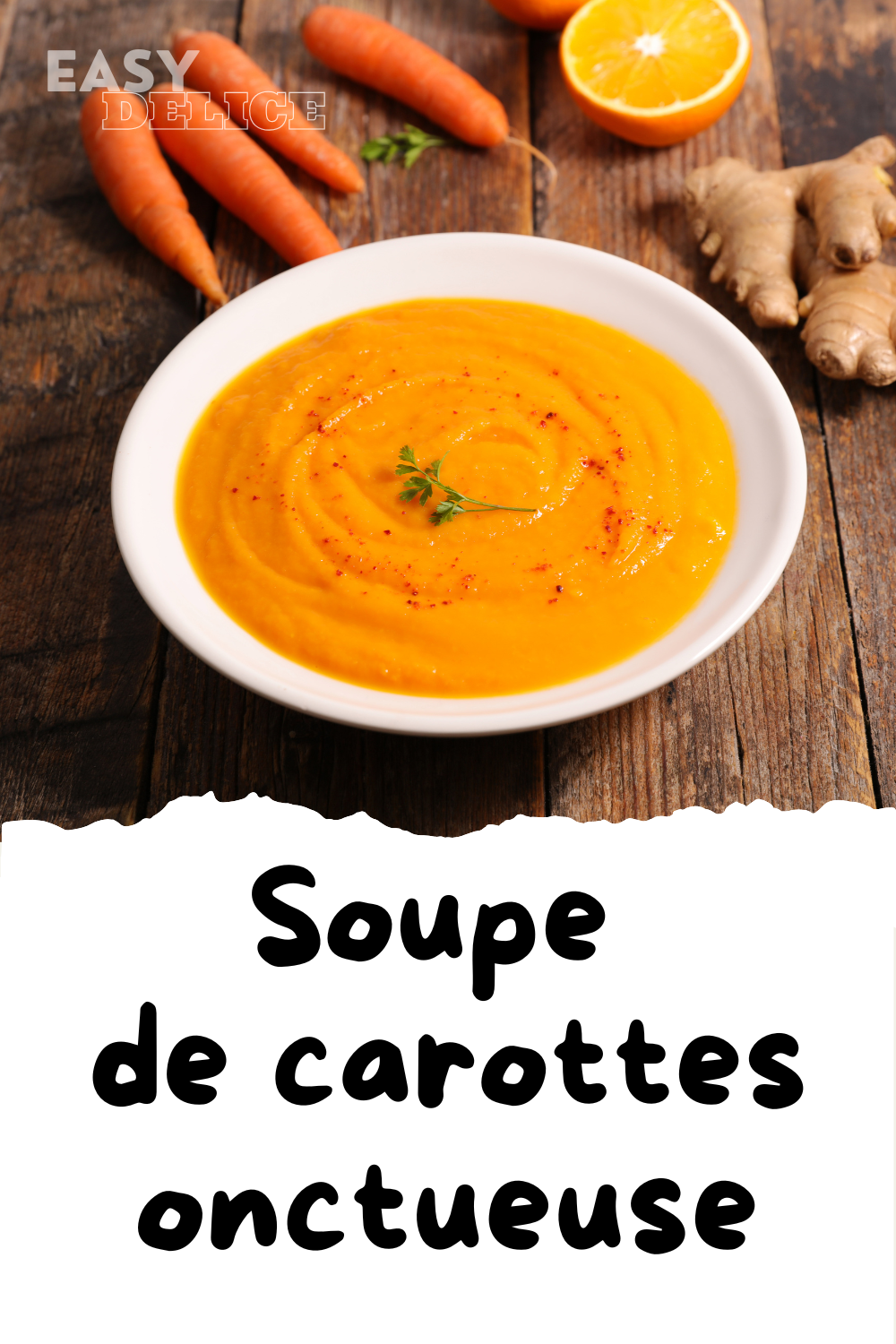 Bol de soupe de carottes onctueuse, garnie de crème fraîche et de quelques brins de coriandre.