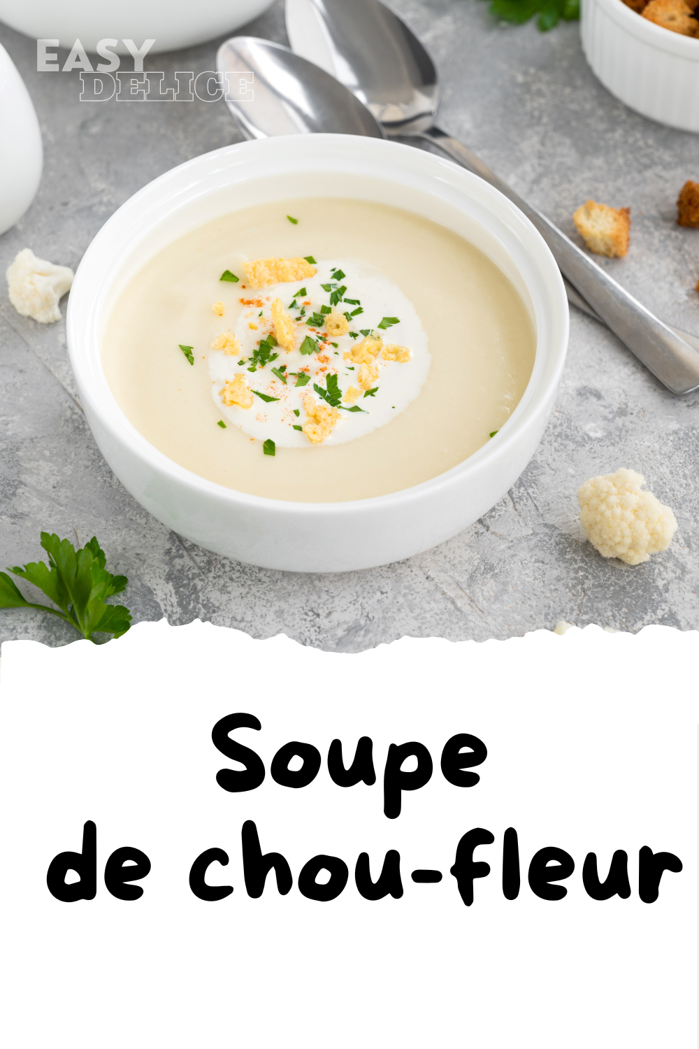 Bol de soupe de chou-fleur crémeuse, décorée de croutons dorés et d’un filet d’huile d’olive.