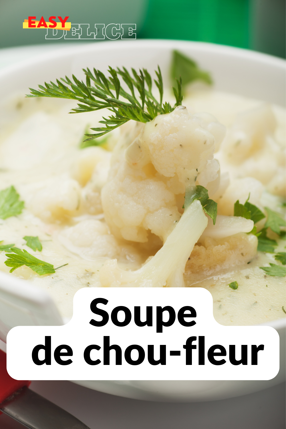 Bol de soupe de chou-fleur crémeuse, décorée de croutons dorés et d’un filet d’huile d’olive.