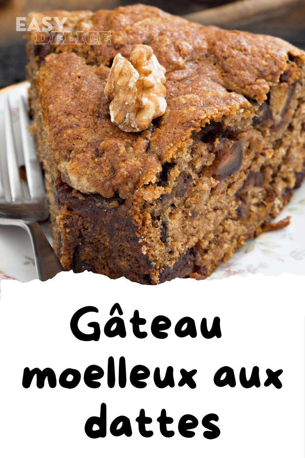 Gâteau moelleux aux dattes découpé, garni de noix concassées et servi avec un thé.