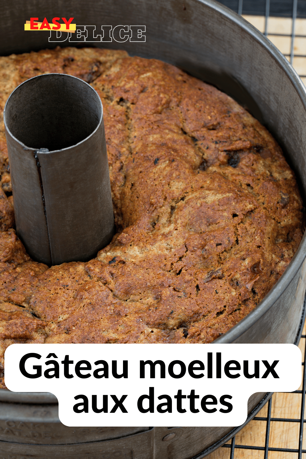 Gâteau moelleux aux dattes découpé, garni de noix concassées et servi avec un thé.