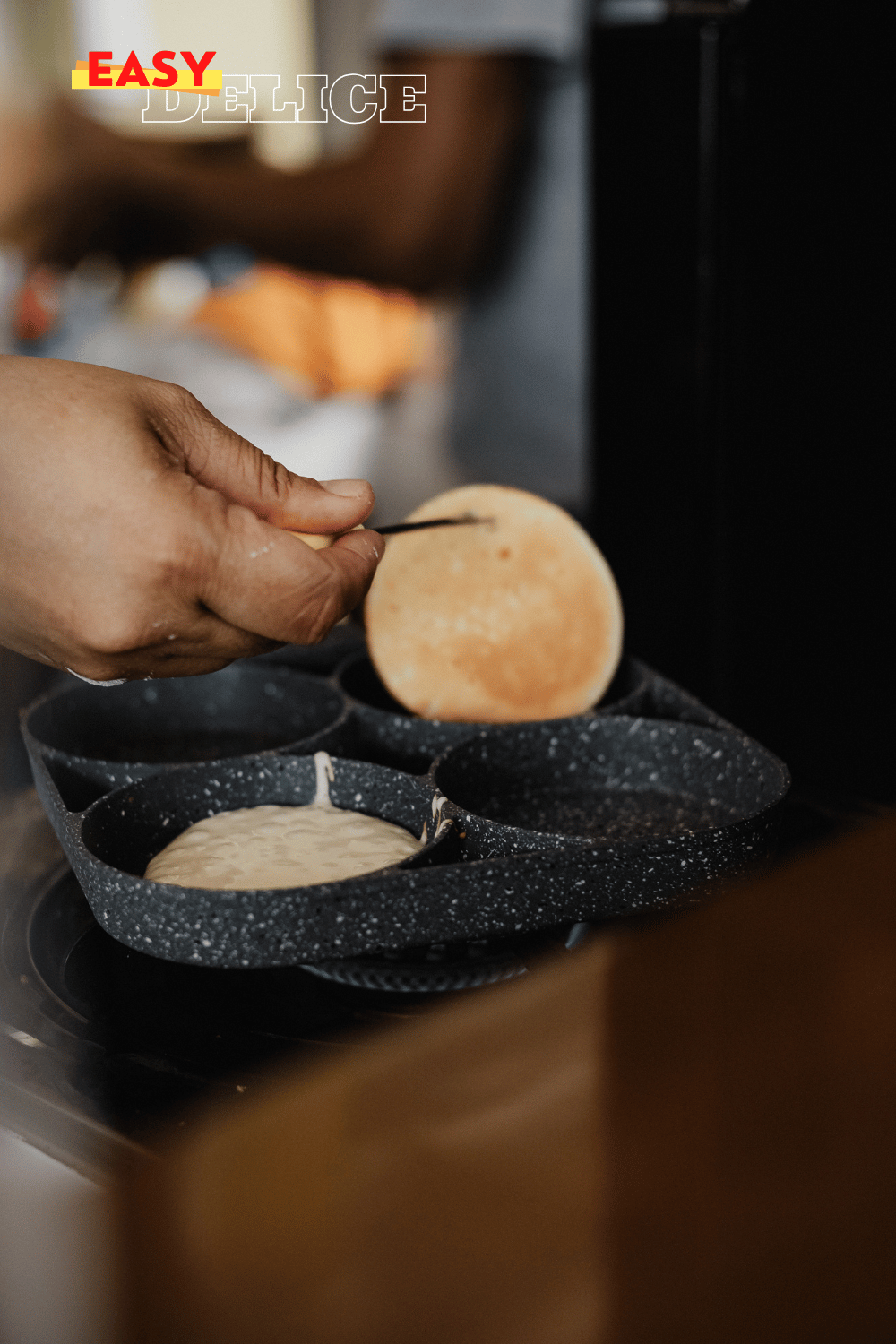 Pile de crêpes dorées façon McDonalds avec du beurre fondant et du sirop d'érable.

