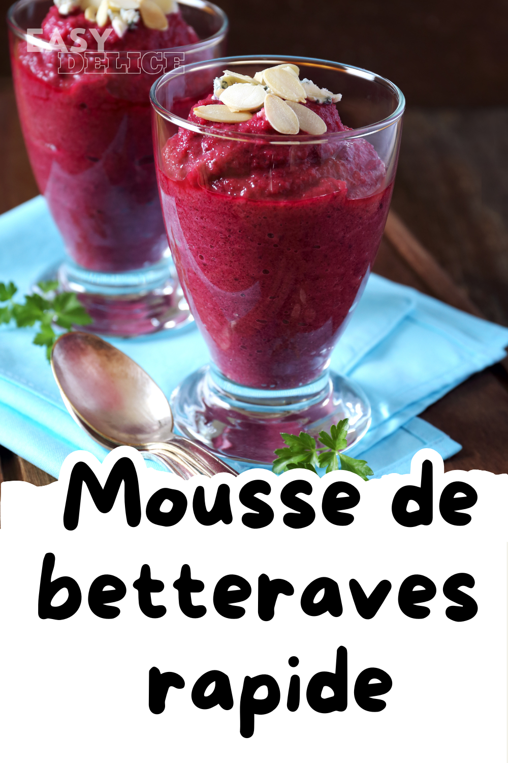 Verrines de mousse de betteraves roses garnies de brins d’aneth et de fromage frais