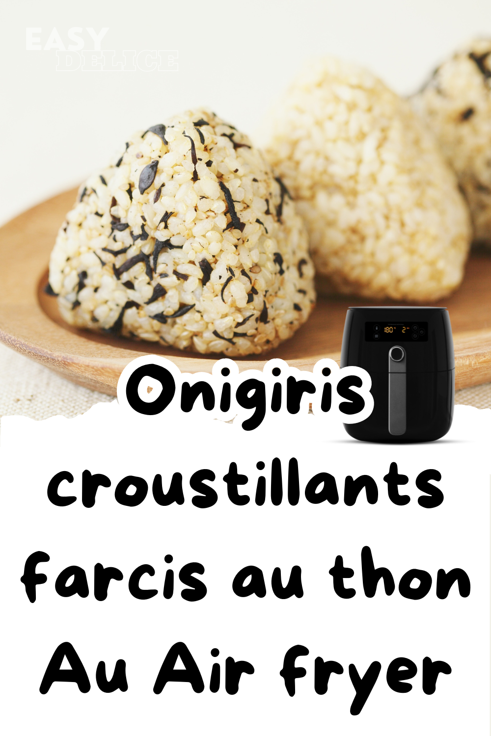 Onigiris dorés et croustillants, farcis au thon, servis sur une assiette avec des feuilles de nori et une sauce soja en accompagnement