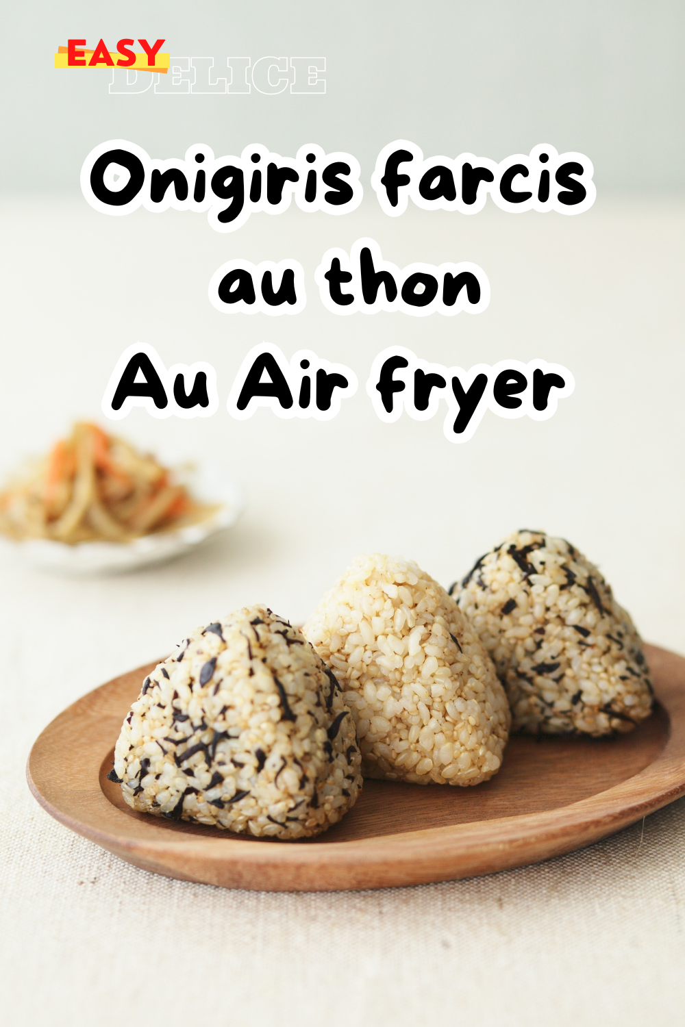 Onigiris dorés et croustillants, farcis au thon, servis sur une assiette avec des feuilles de nori et une sauce soja en accompagnement