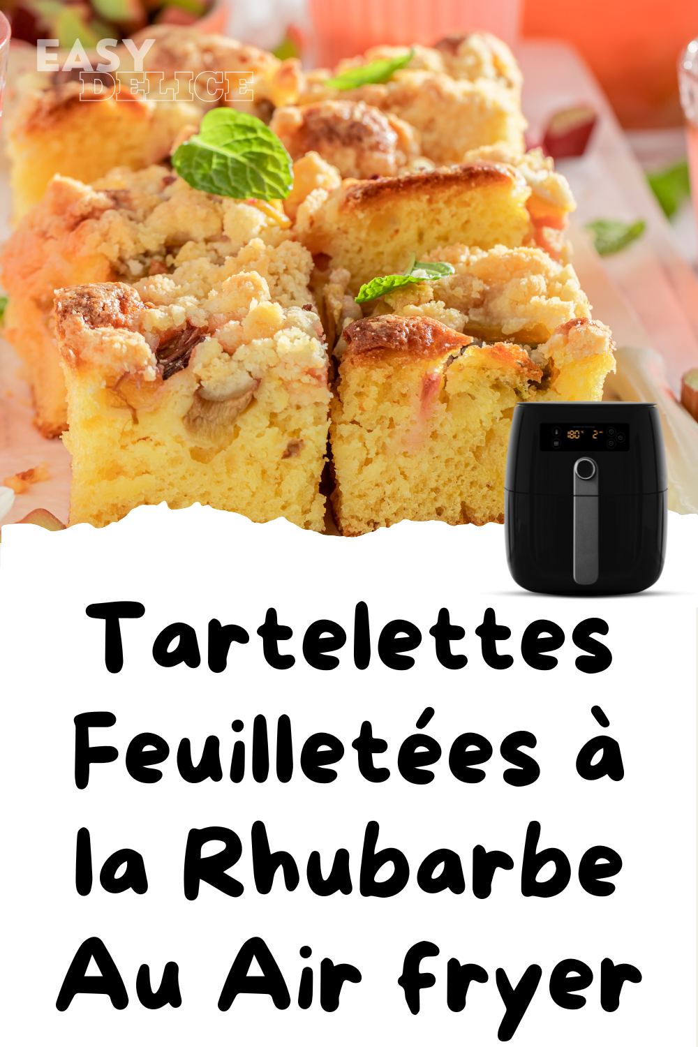 Tartelettes feuilletées à la rhubarbe dorées et croustillantes, garnies de sucre glace et servies avec un filet de miel.