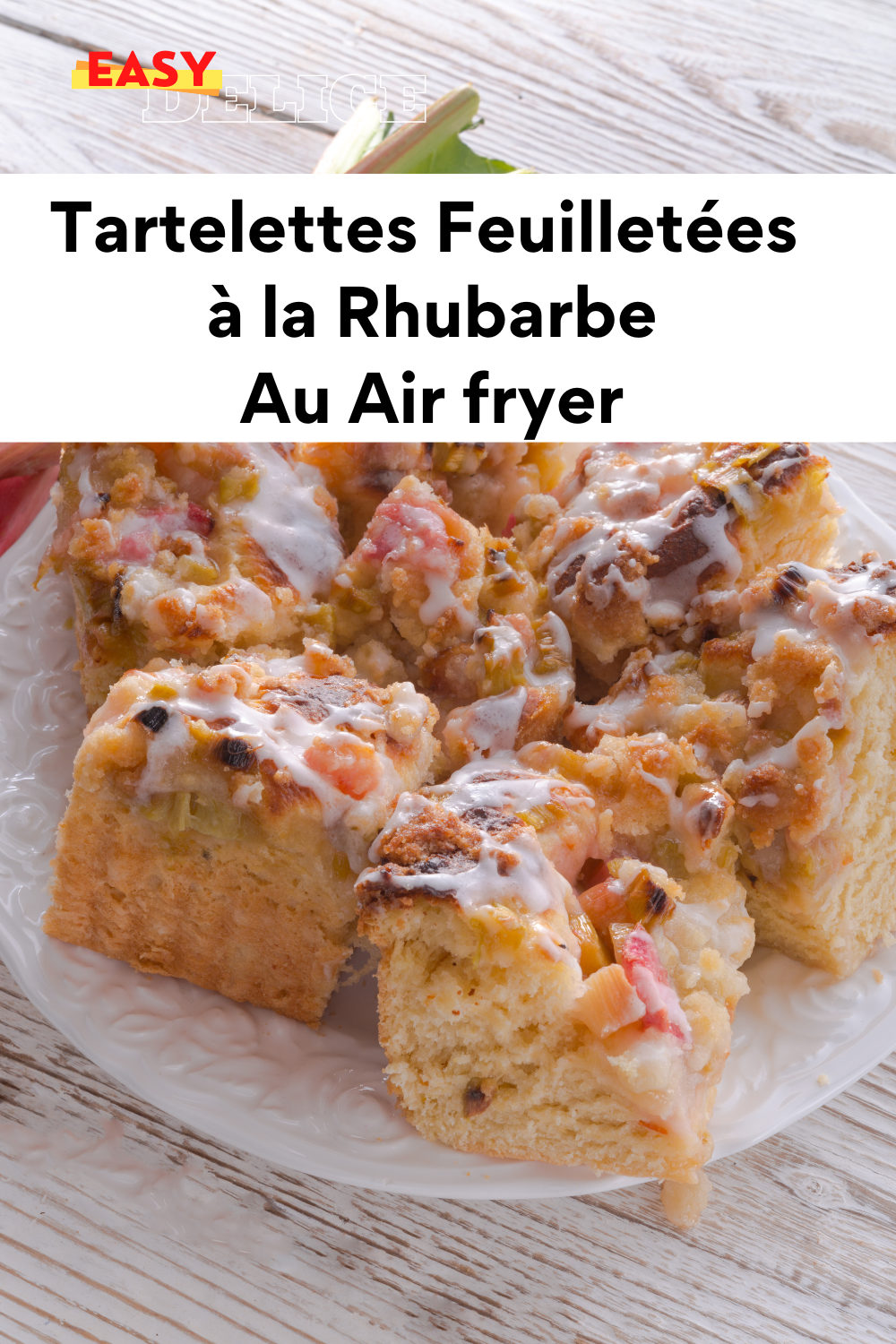 Tartelettes feuilletées à la rhubarbe dorées et croustillantes, garnies de sucre glace et servies avec un filet de miel.