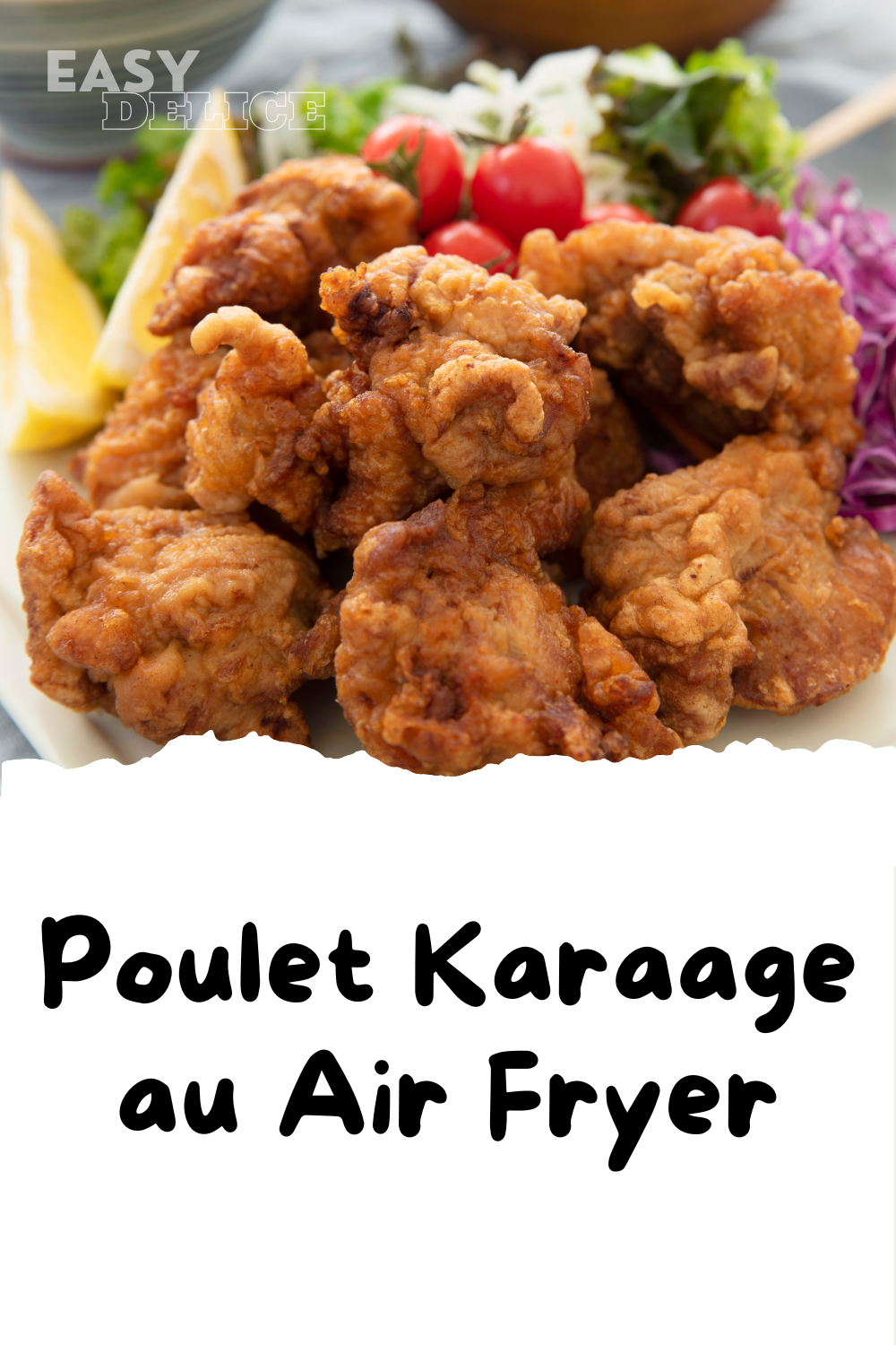 Poulet karaage croustillant doré cuit au Air Fryer, accompagné de quartiers de citron et d'une sauce japonaise.