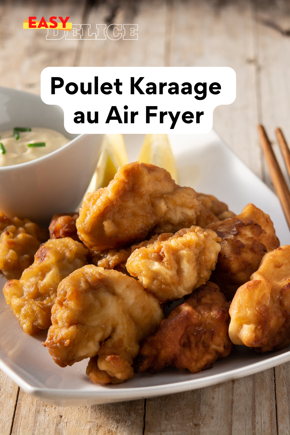 Poulet karaage croustillant doré cuit au Air Fryer, accompagné de quartiers de citron et d'une sauce japonaise.