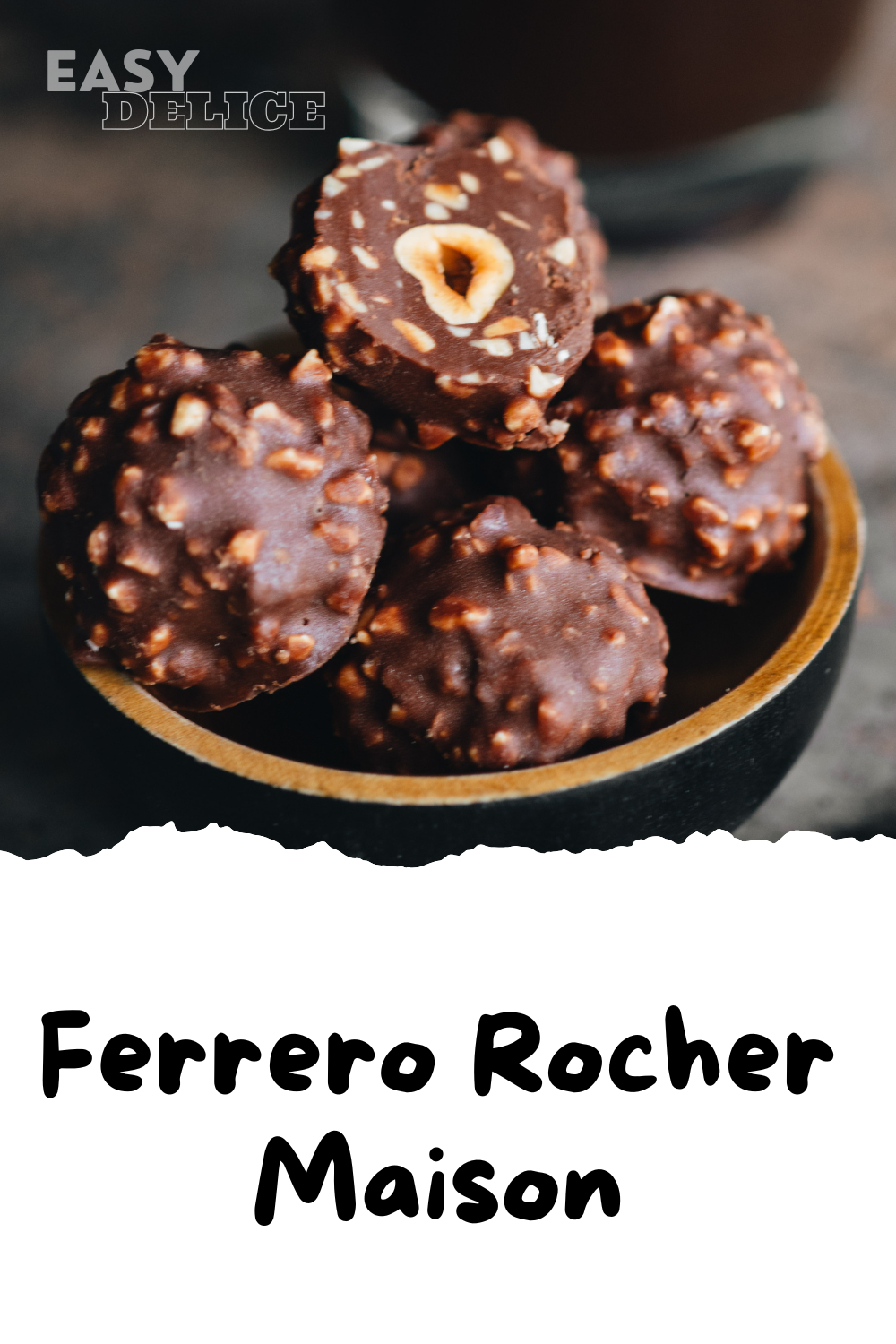 Ferrero Rocher faits maison, joliment dorés et garnis de noisettes concassées, prêts à être dégustés.