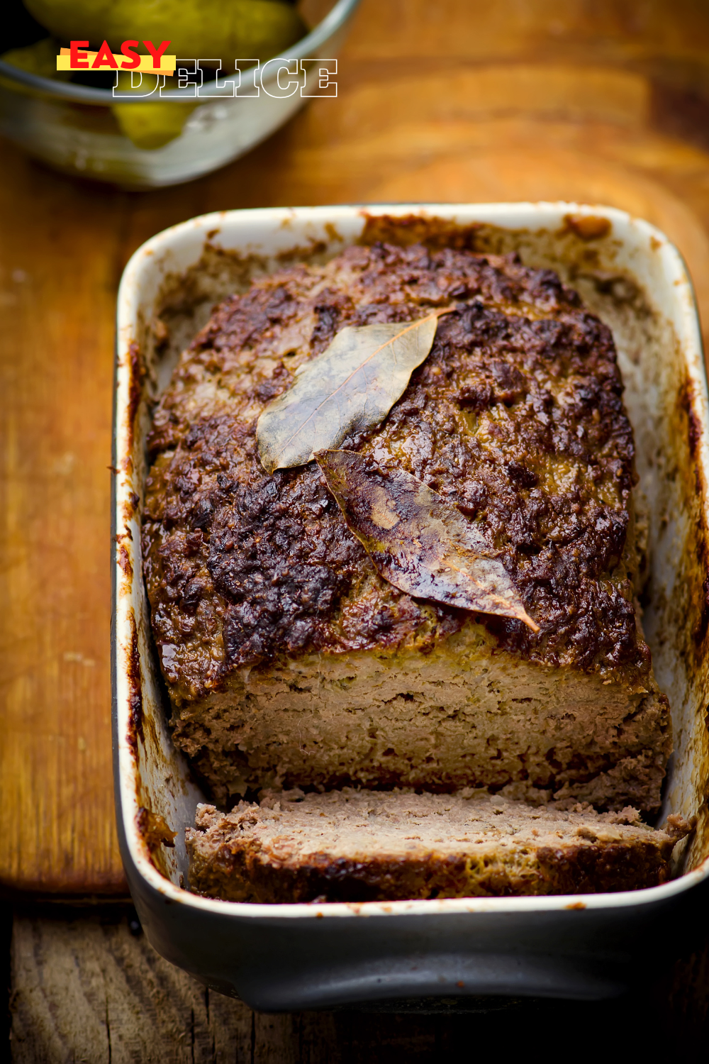 Une terrine de campagne maison rustique et appétissante.