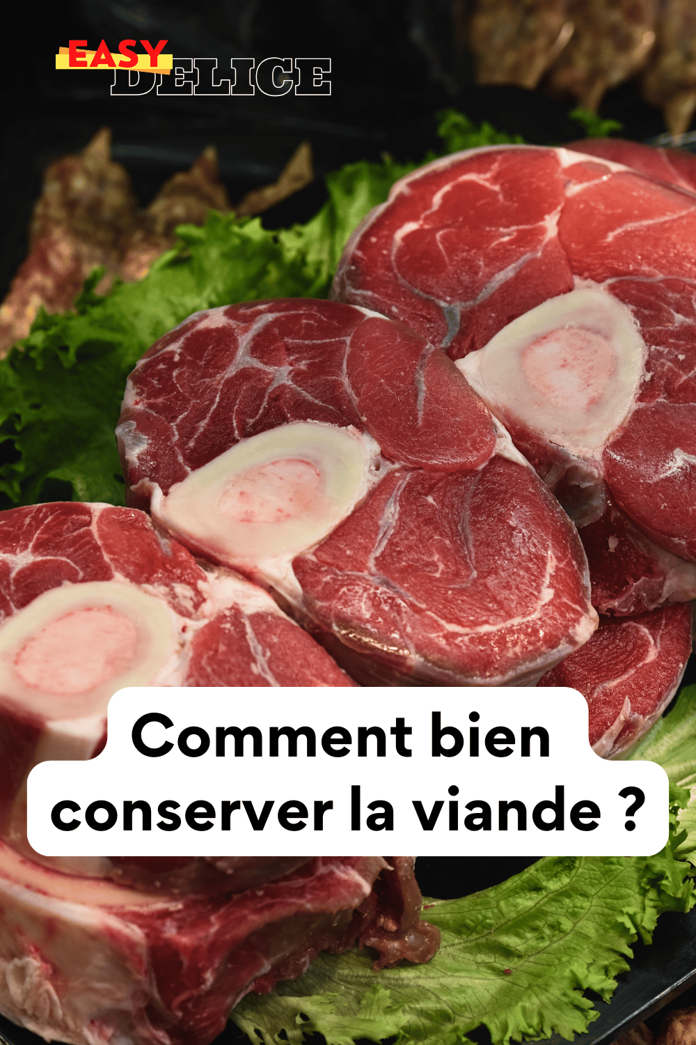 Viande emballée sous vide dans un réfrigérateur, prête pour une conservation optimale.