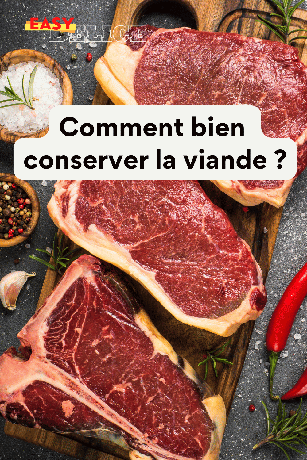 Viande emballée sous vide dans un réfrigérateur, prête pour une conservation optimale.