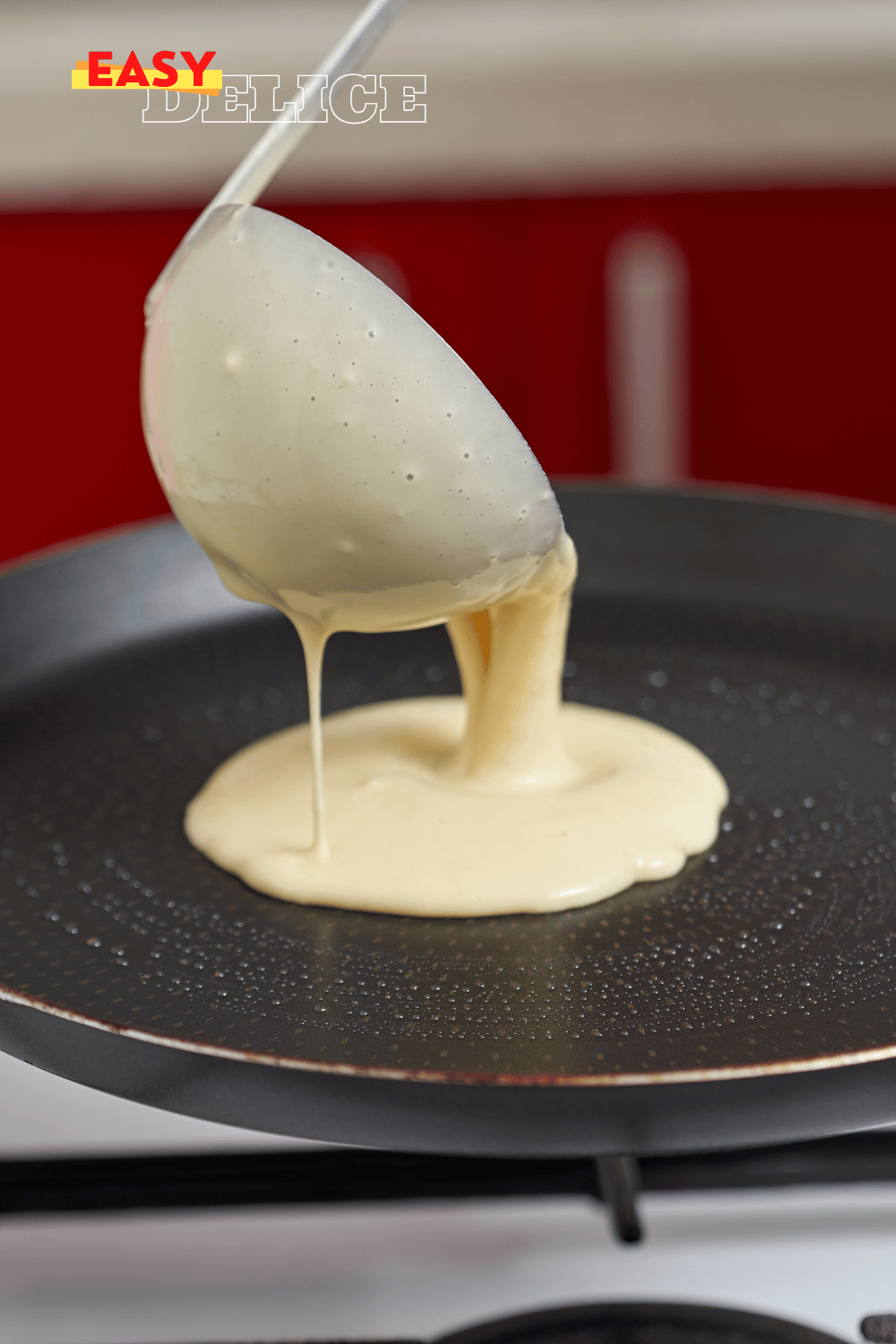 Pâte à crêpes lisse et onctueuse dans un bol, avec une louche prête à l'emploi pour des crêpes fines et dorées.