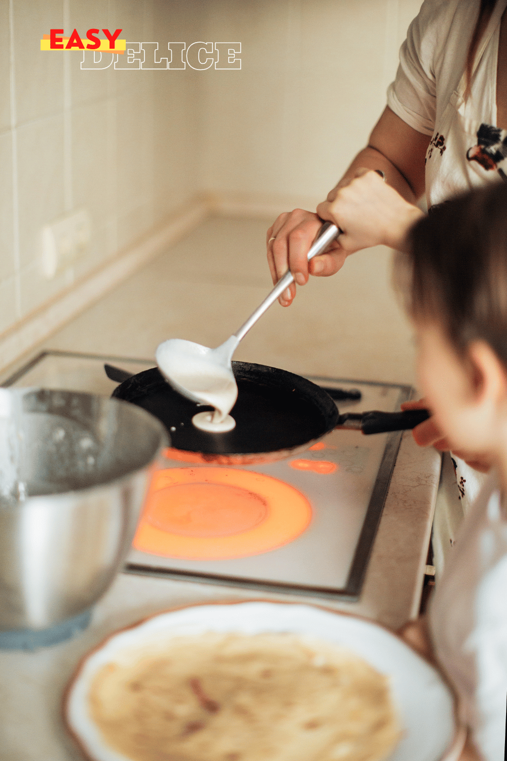 Pâte à crêpes lisse et onctueuse dans un bol, avec une louche prête à l'emploi pour des crêpes fines et dorées.