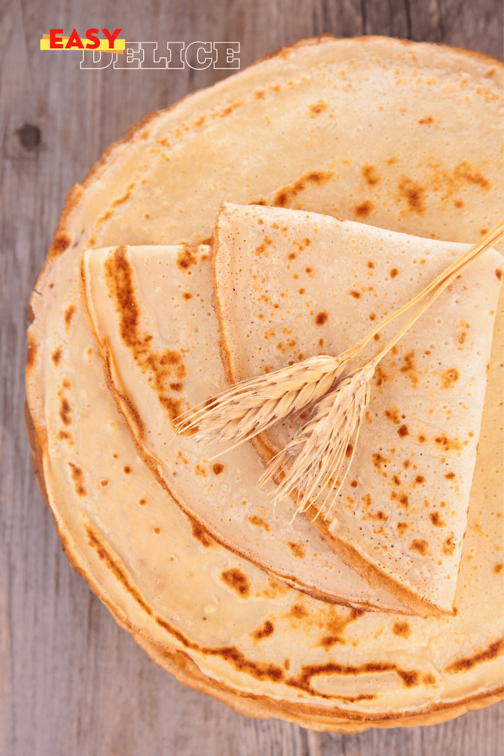 Pâte à crêpes lisse et onctueuse dans un bol, avec une louche prête à l'emploi pour des crêpes fines et dorées.