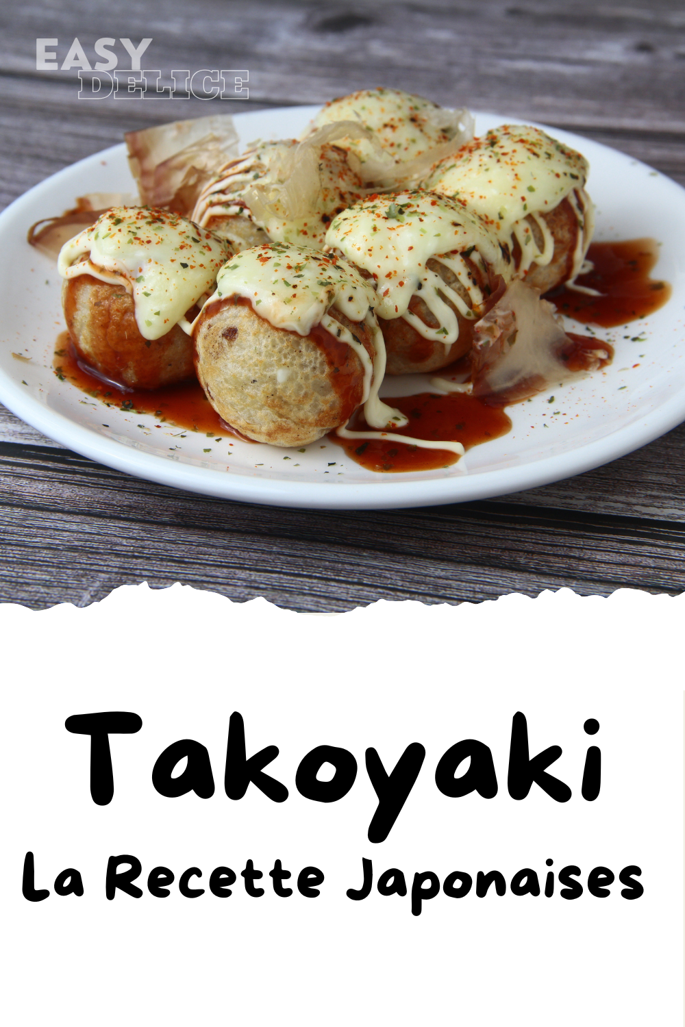 Assiette de Takoyakis traditionnels garnis de sauce takoyaki, mayonnaise et flocons de bonite