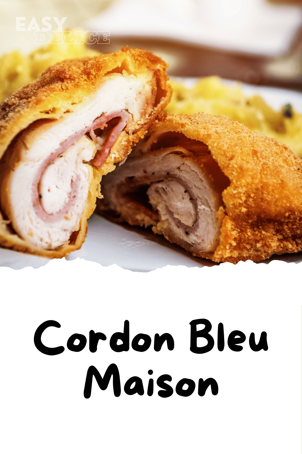 Un cordon bleu maison doré, coupé pour révéler une garniture fondante au fromage et au jambon