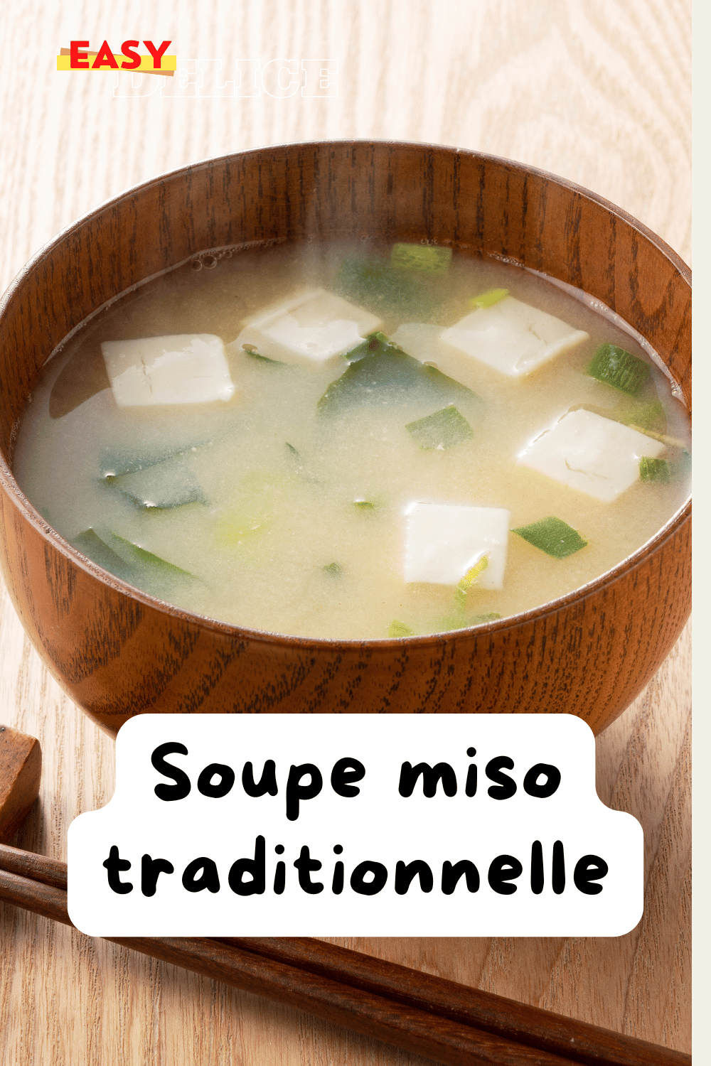 Bol de soupe miso avec tofu, algues wakamé et oignons verts.