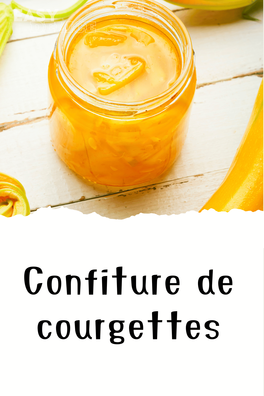 Pot de confiture de courgettes maison avec des zestes de citron et une cuillère en bois.