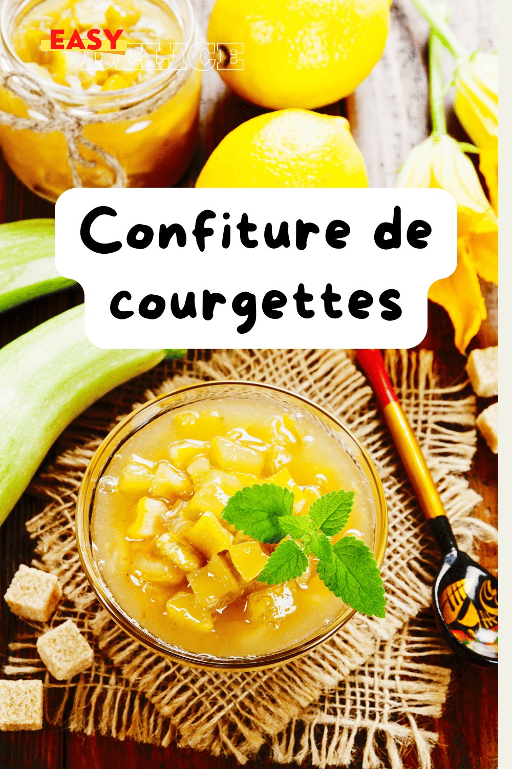 Pot de confiture de courgettes maison avec des zestes de citron et une cuillère en bois.