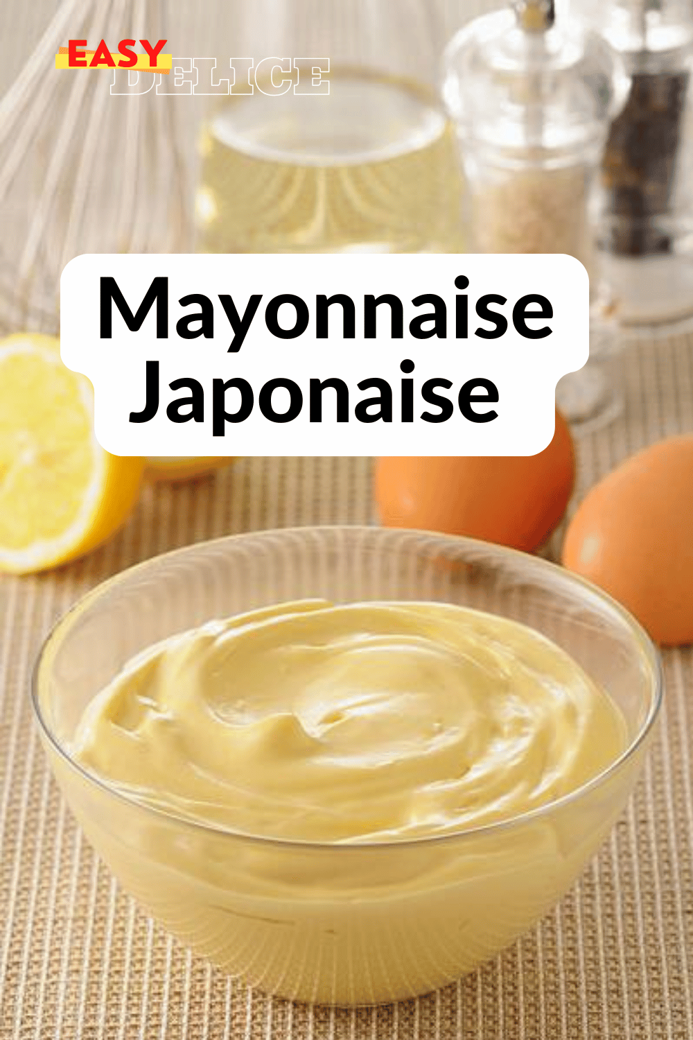 Pot de mayonnaise japonaise maison, crémeux et onctueux, accompagné de légumes et sushi
