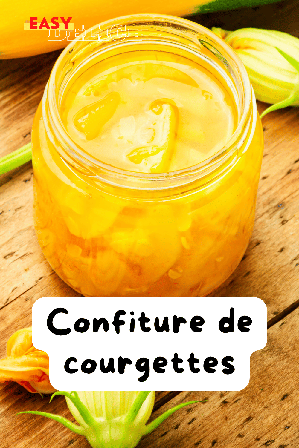 Pot de confiture de courgettes maison avec des zestes de citron et une cuillère en bois.