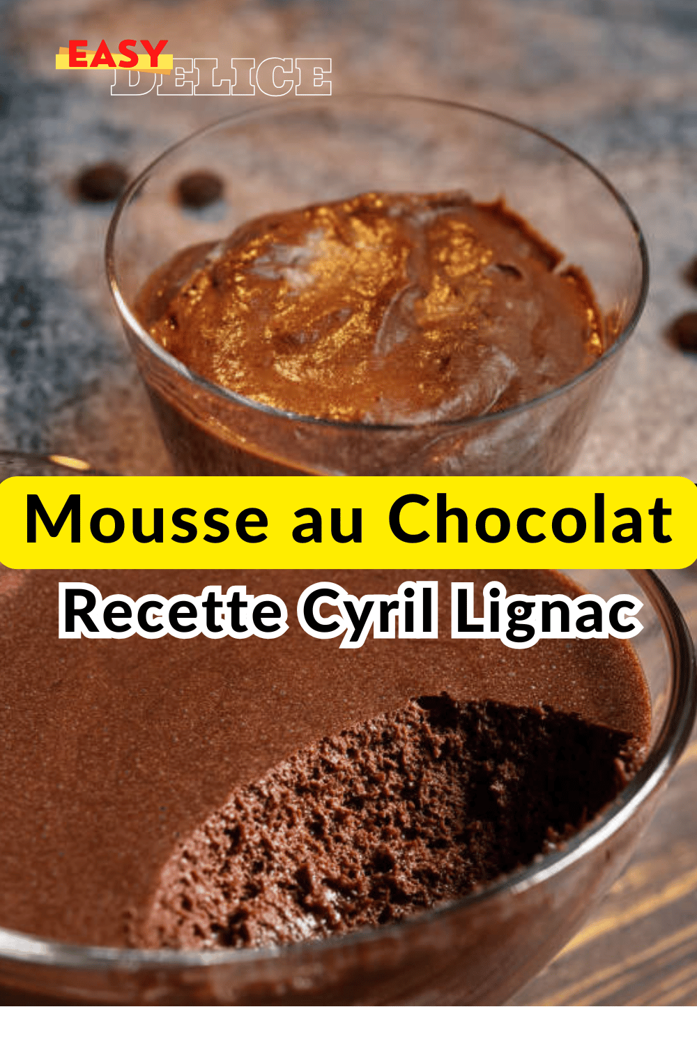 Verrine de mousse au chocolat onctueuse avec des copeaux de chocolat noir et un brin de menthe