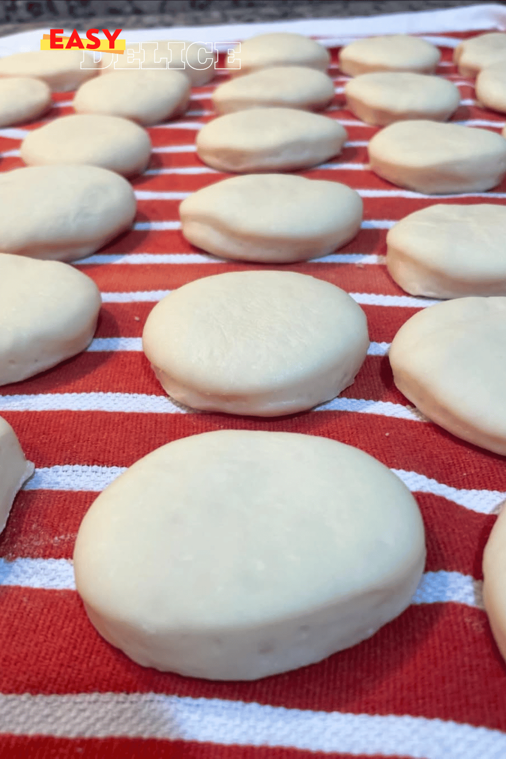 Beignets dorés garnis de Nutella prêts à être dégustés