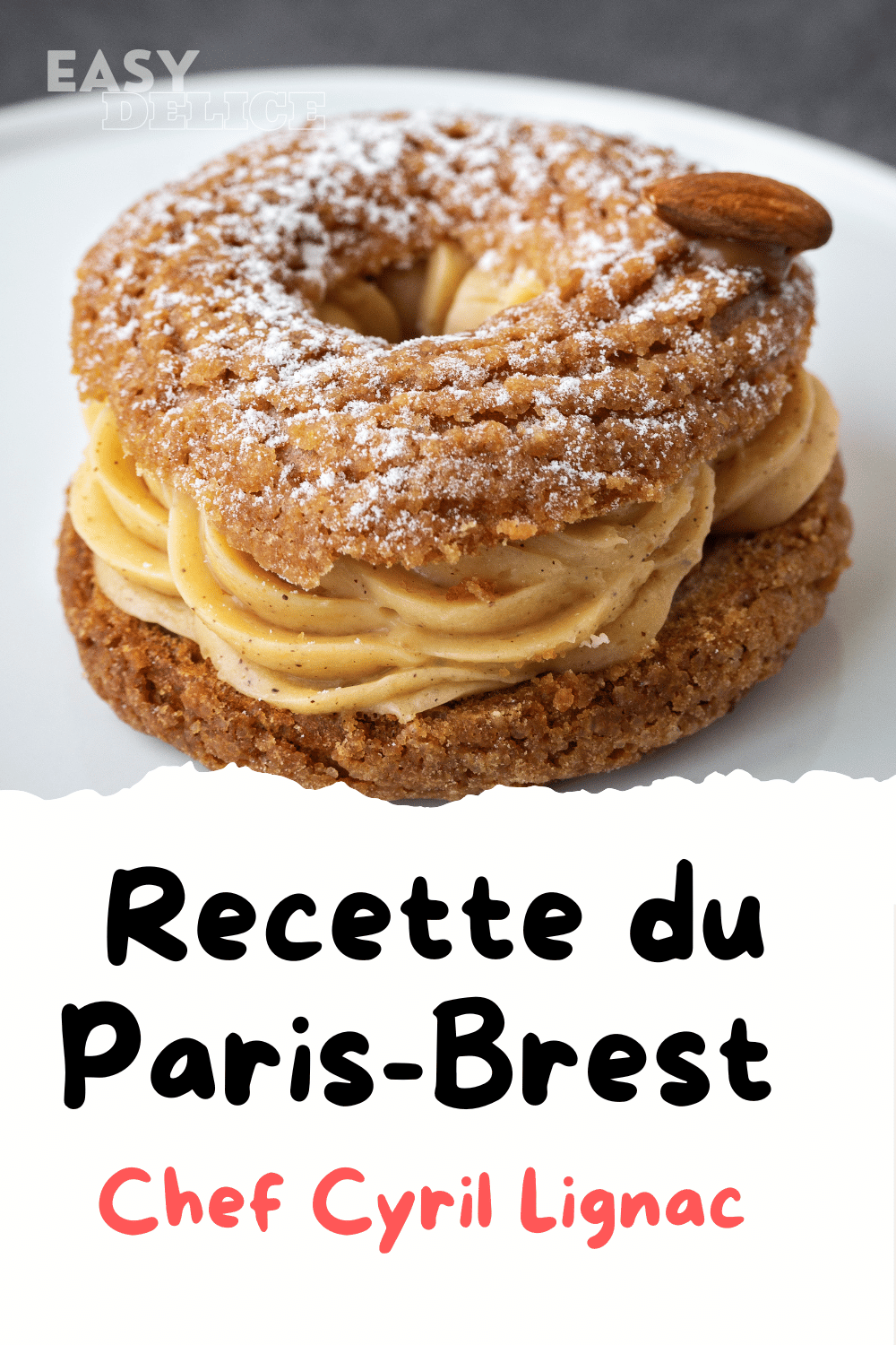 Paris-Brest gourmand avec une garniture de crème pralinée et une décoration d’amandes effilées et de sucre glace