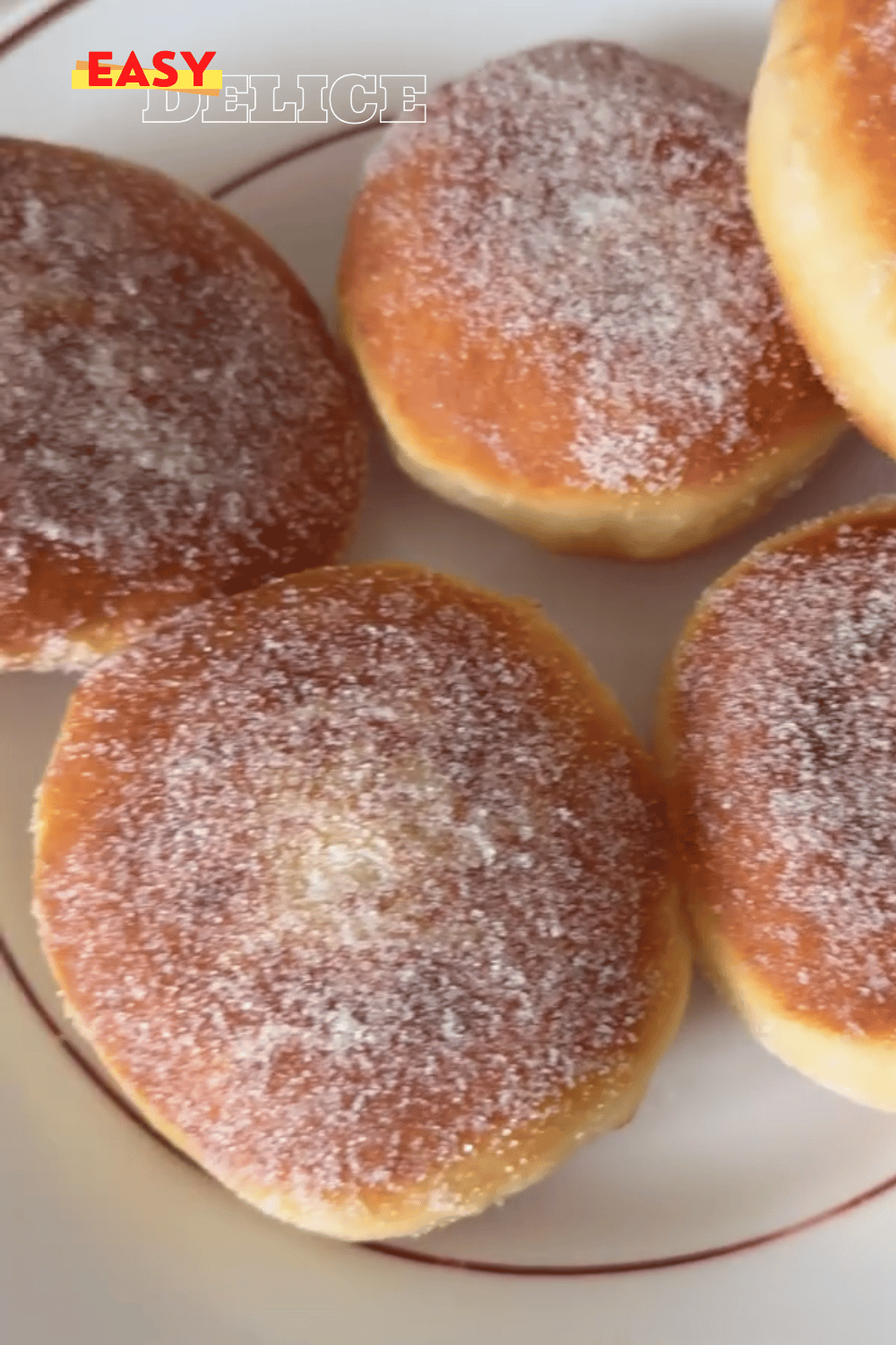 Beignets dorés garnis de Nutella prêts à être dégustés