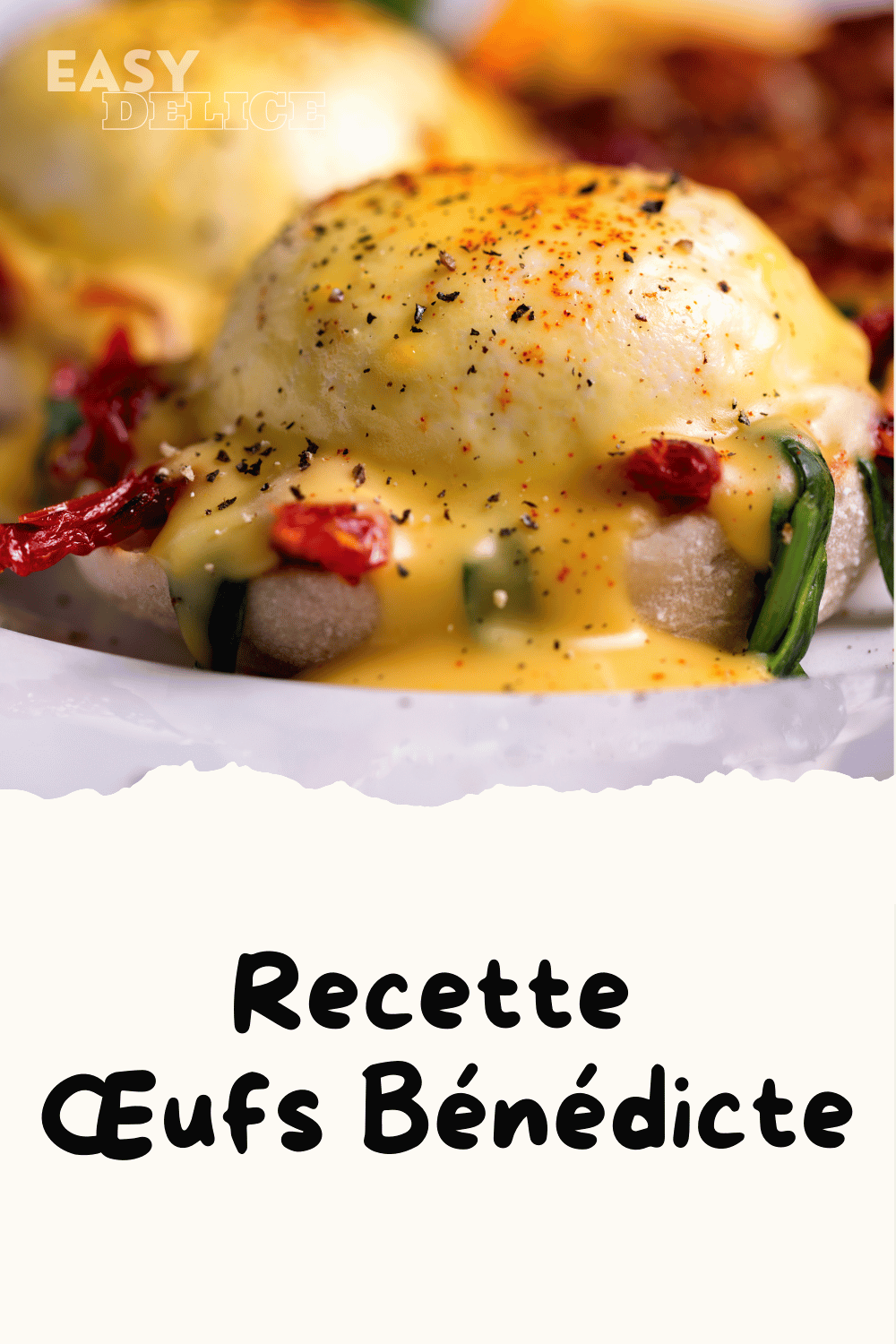 Œufs bénédicte servis sur des muffins anglais, nappés de sauce hollandaise, accompagnés d'une salade légère