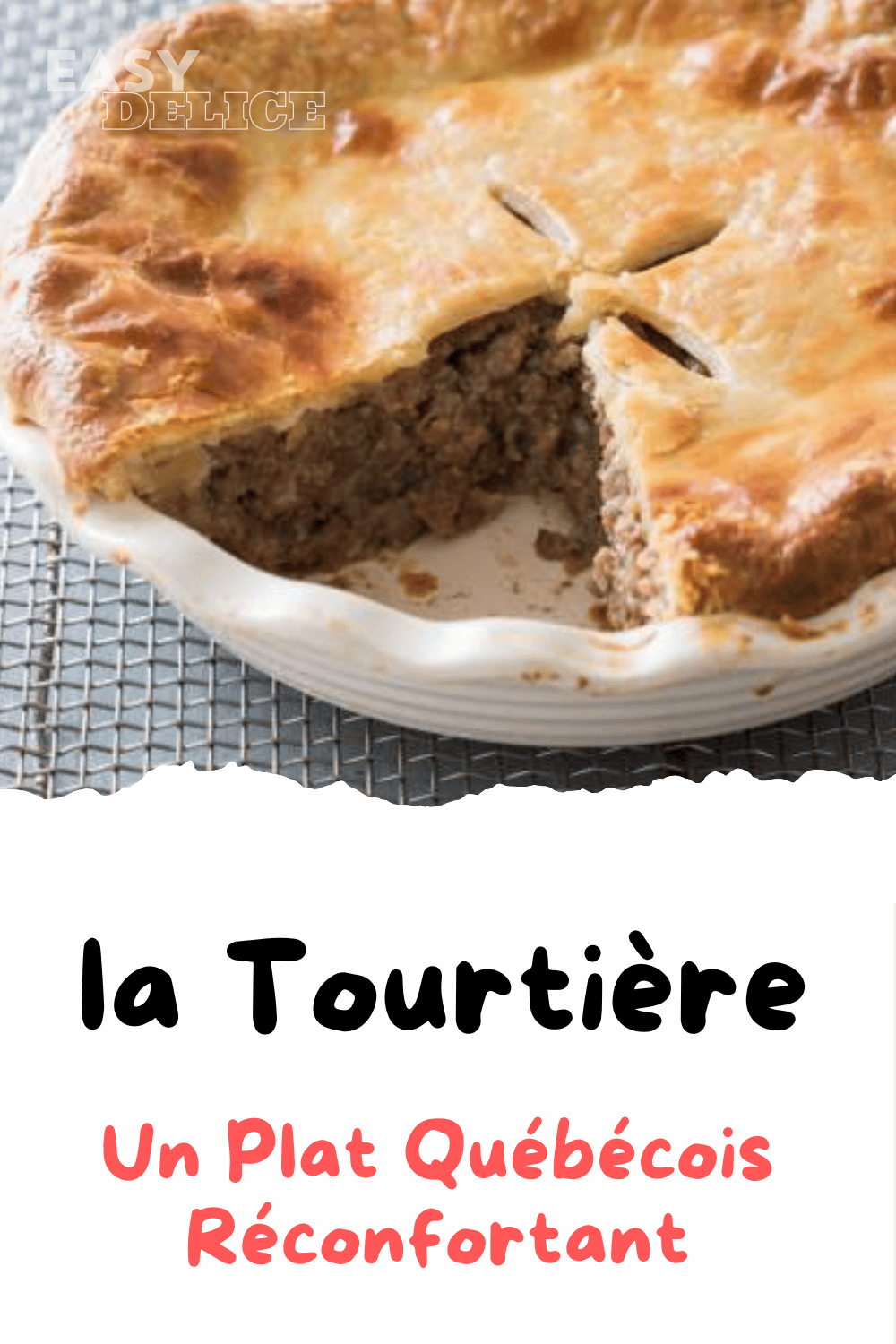 Une tourtière dorée et croustillante, servie avec une salade verte et une garniture de canneberges