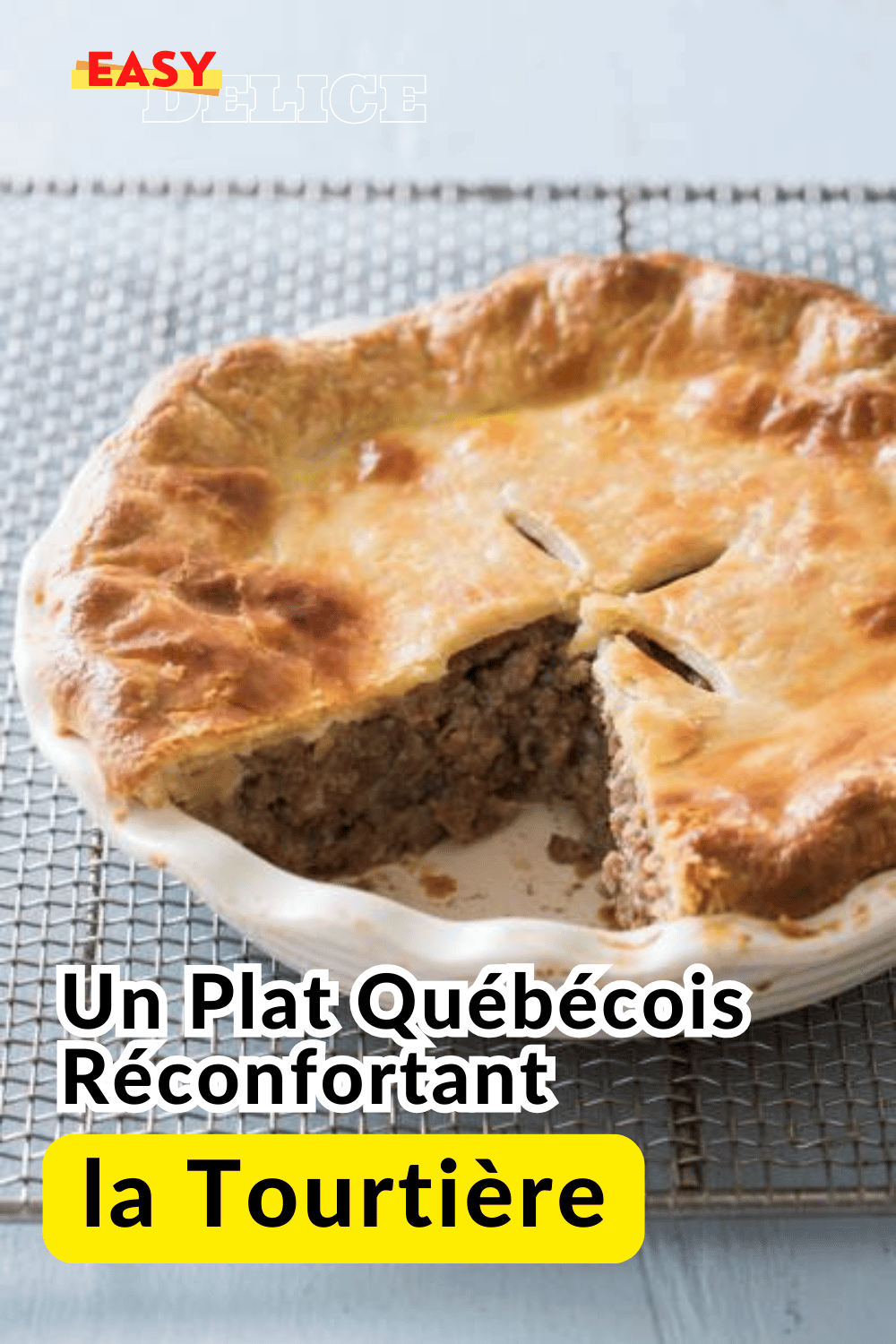 Une tourtière dorée et croustillante, servie avec une salade verte et une garniture de canneberges