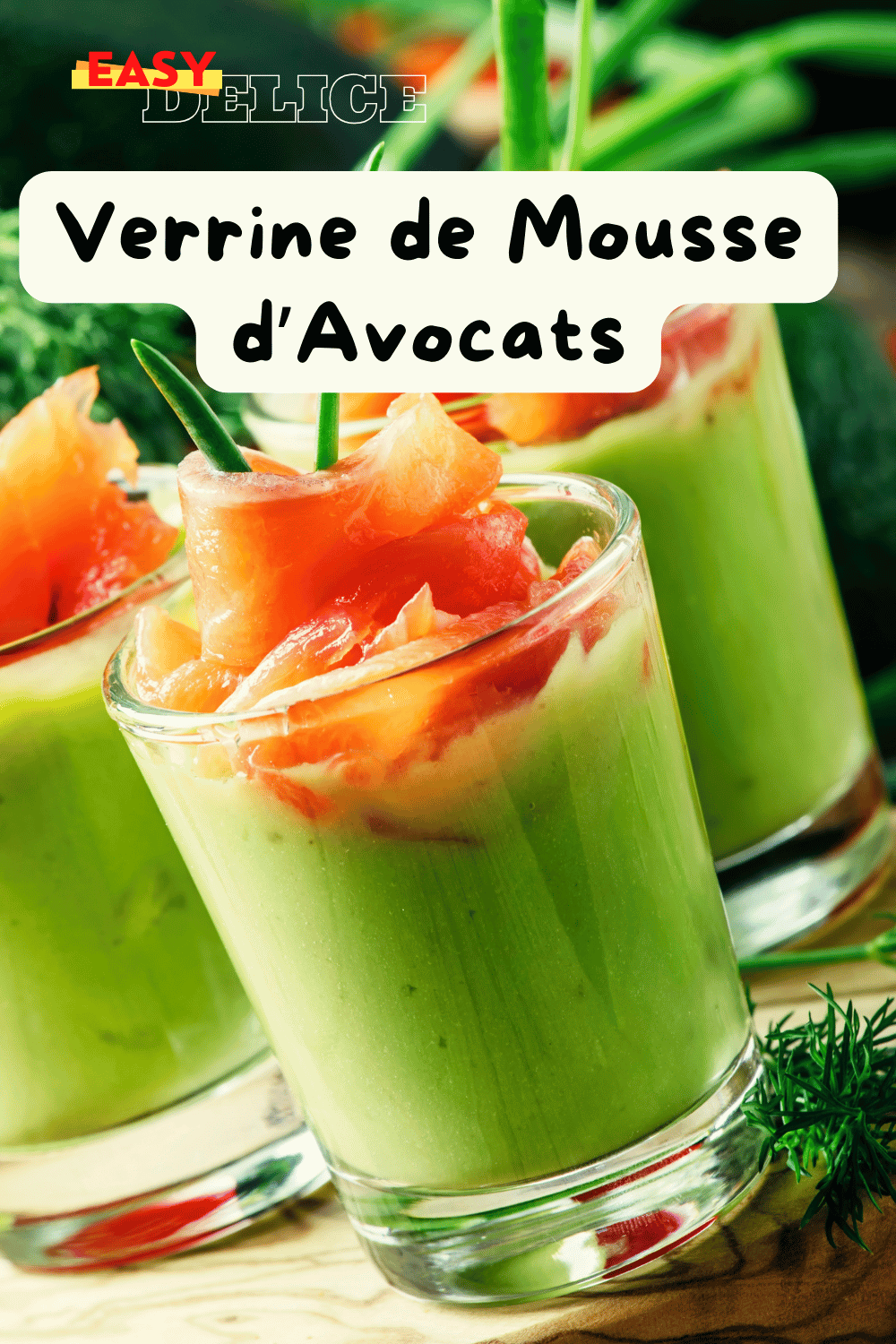 Verrine de mousse d’avocats élégante, garnie de tomates et herbes fraîches