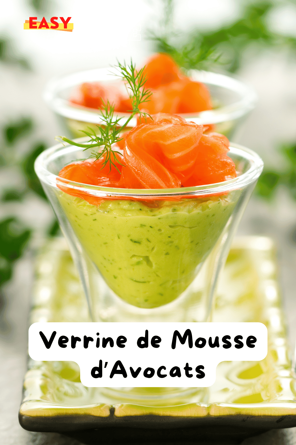 Verrine de mousse d’avocats élégante, garnie de tomates et herbes fraîches