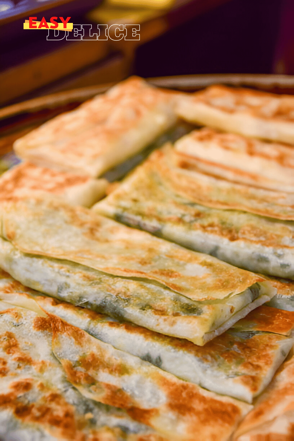 Galettes salées dorées et croustillantes, garnies d'oignon vert et de fromage fondu