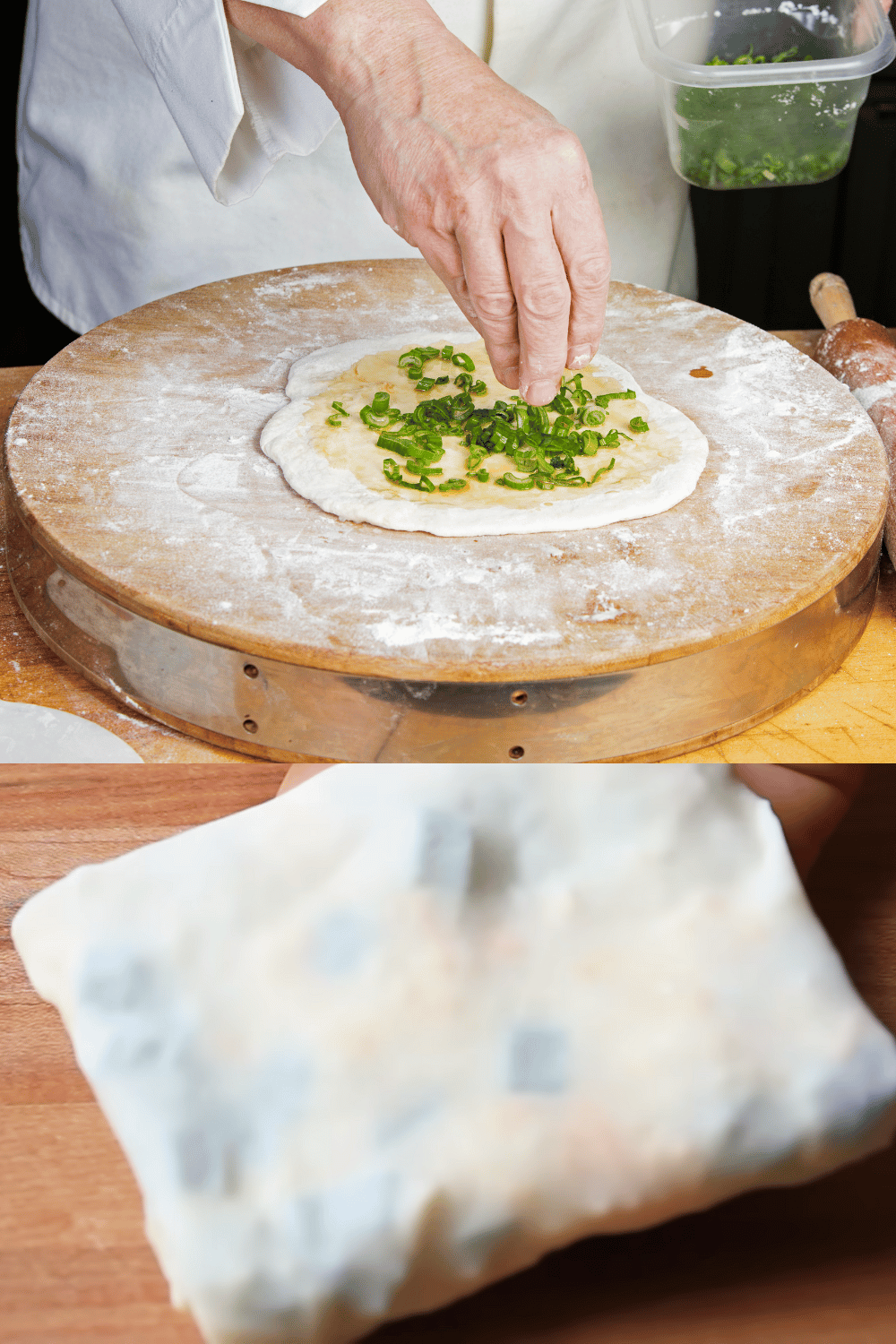 Galettes salées dorées et croustillantes, garnies d'oignon vert et de fromage fondu