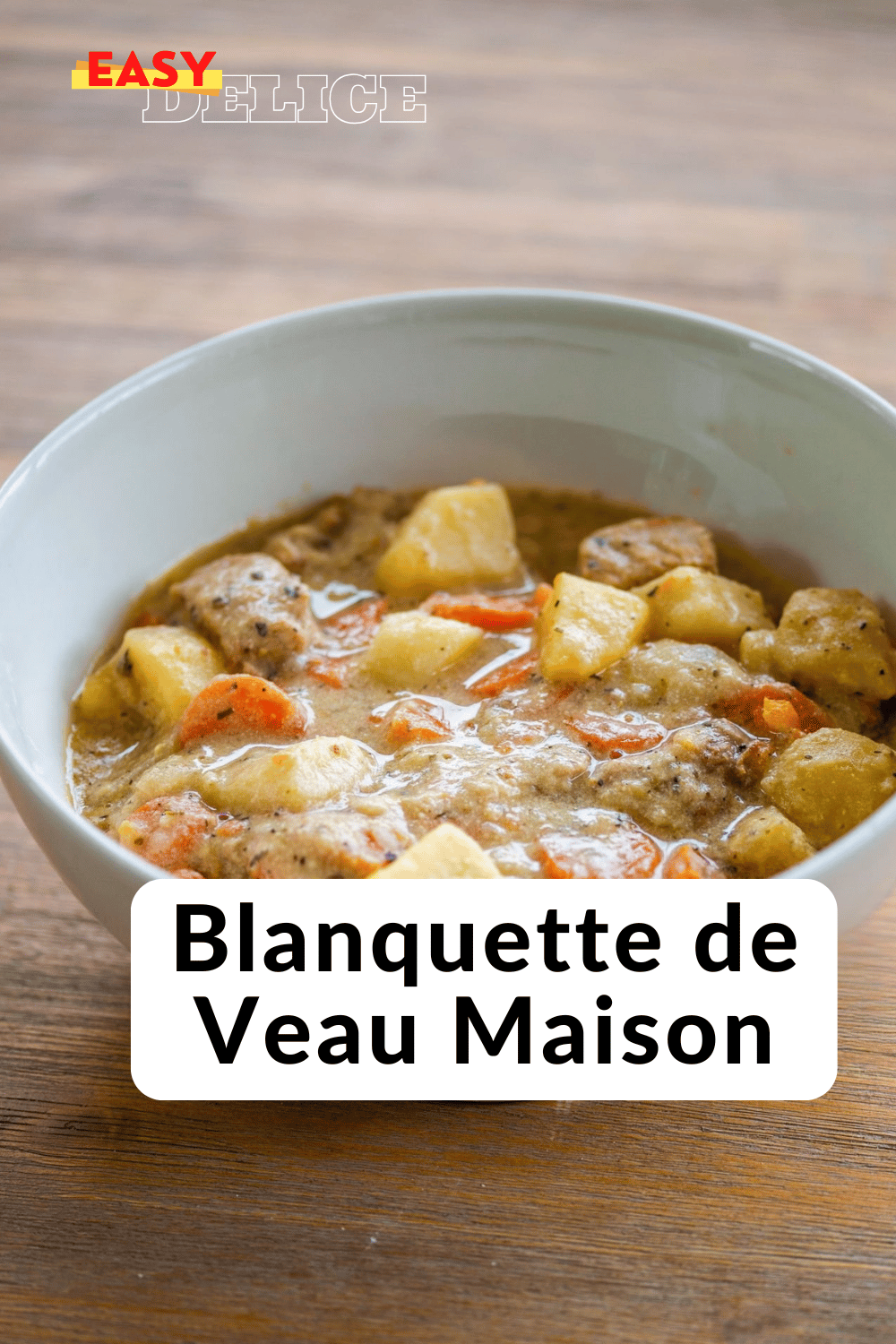 Une blanquette de veau servie avec du riz, garnie de carottes, champignons et sauce onctueuse