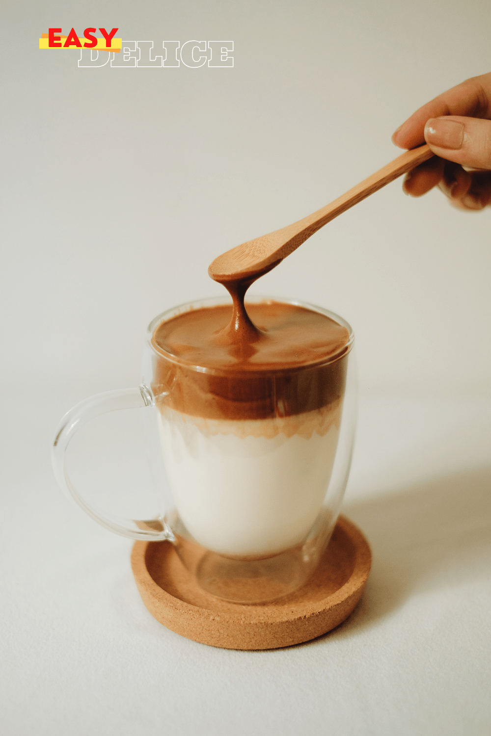 Café dalgona au chocolat chaud avec une mousse fouettée, présenté dans une tasse élégante