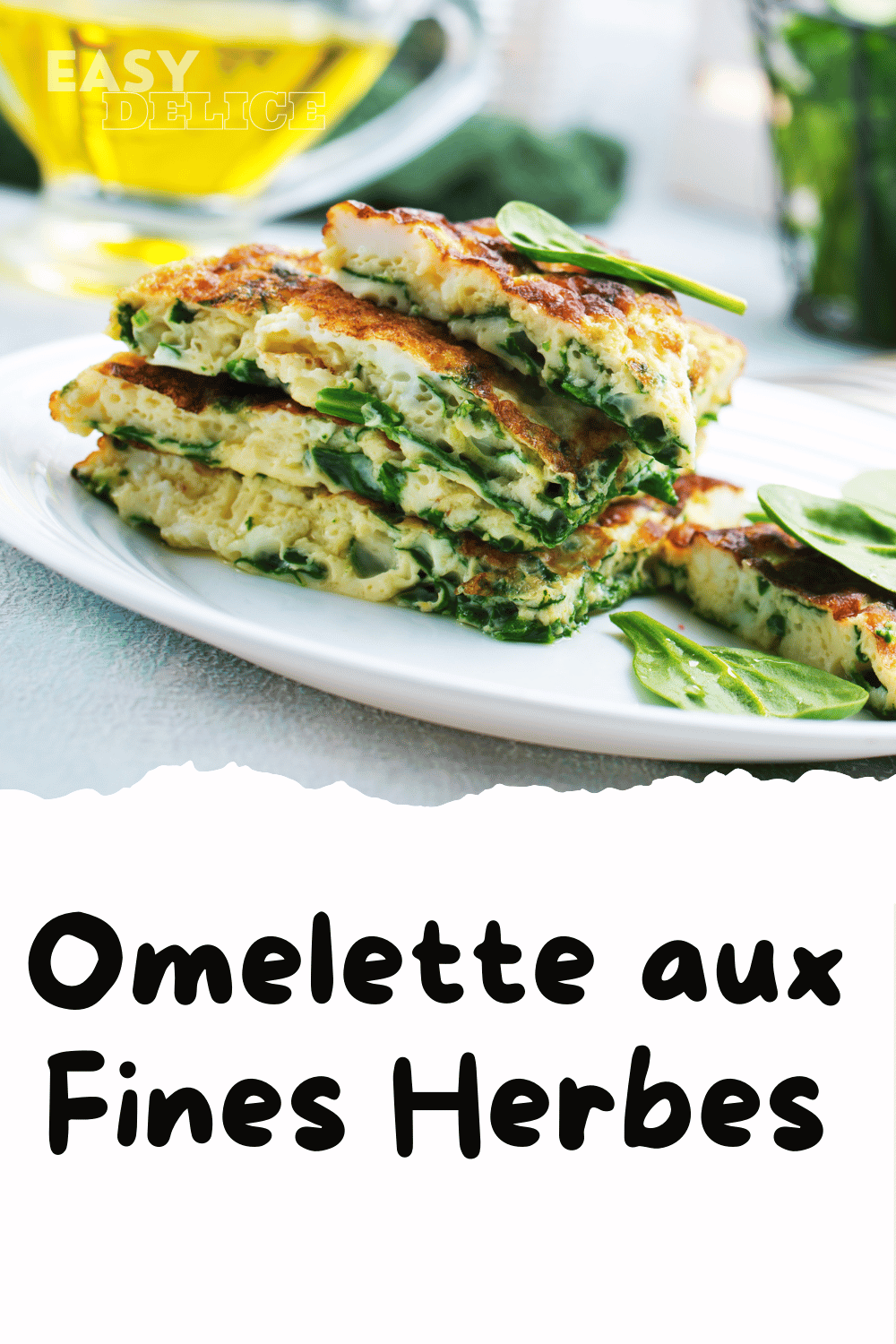 Omelette aux fines herbes dorée, servie dans une assiette