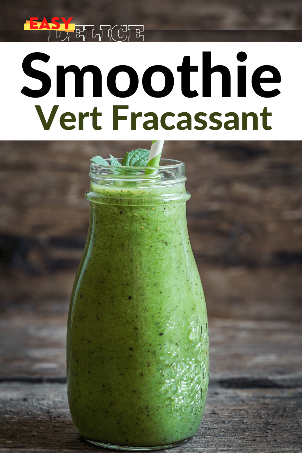 Verre de smoothie vert vibrant, garni de feuilles de menthe fraîche et tranches de citron