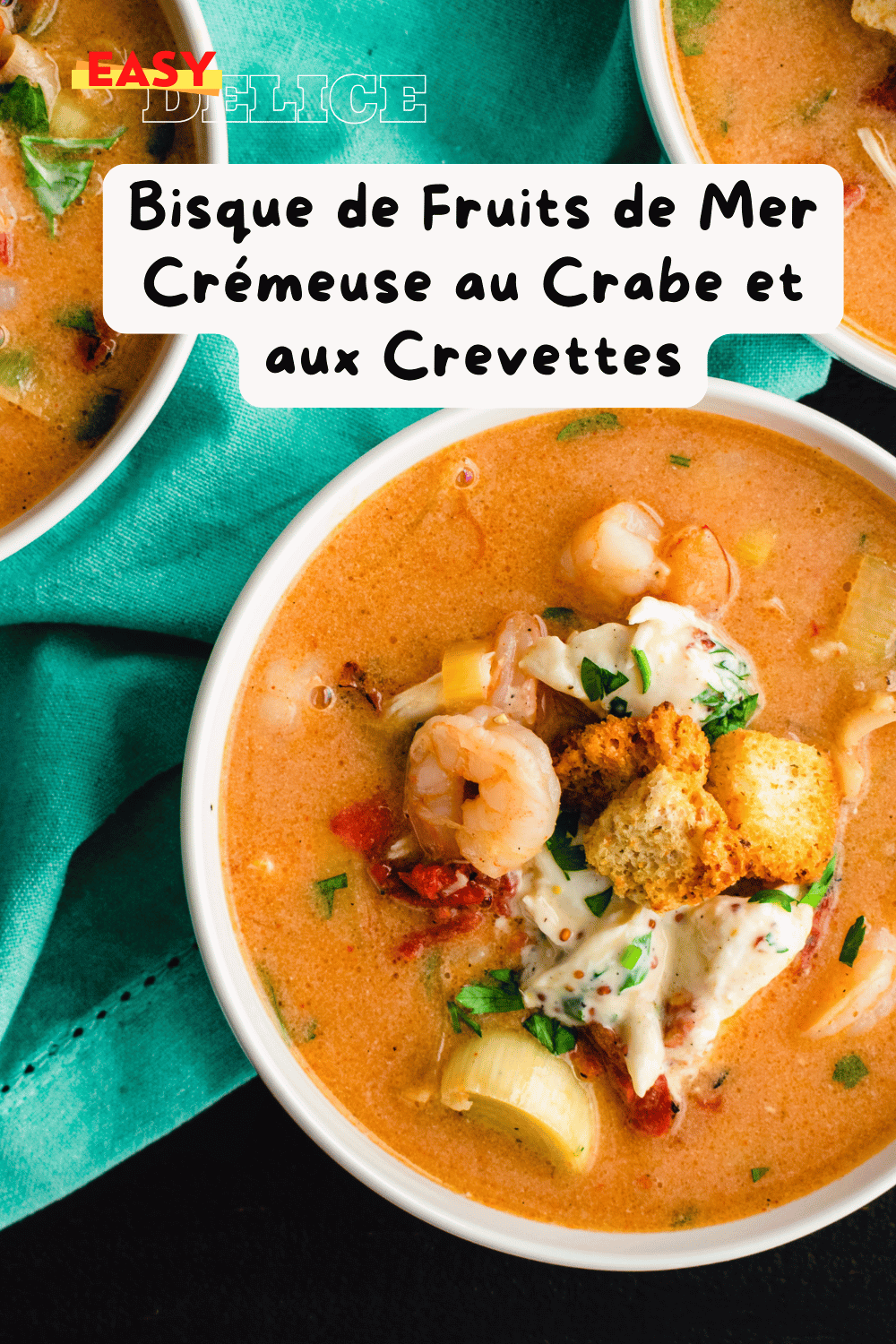 Bisque de fruits de mer crémeuse servie dans un bol élégant, garnie de morceaux de crabe et crevettes