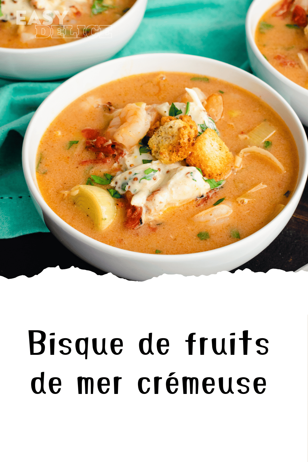 Bisque de fruits de mer crémeuse servie dans un bol élégant, garnie de morceaux de crabe et crevettes