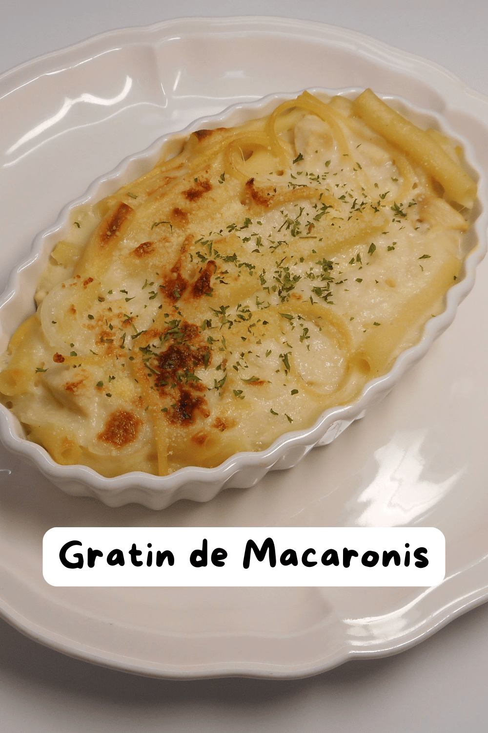 Gratin de macaronis doré et crémeux dans un plat élégant, prêt à être servi