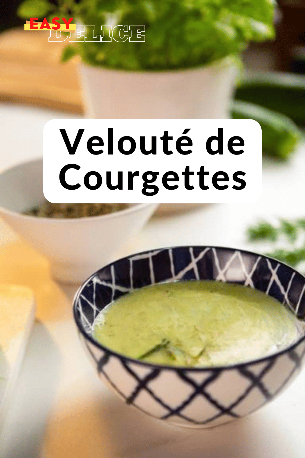 Bol de velouté de courgettes crémeux avec des herbes fraîches