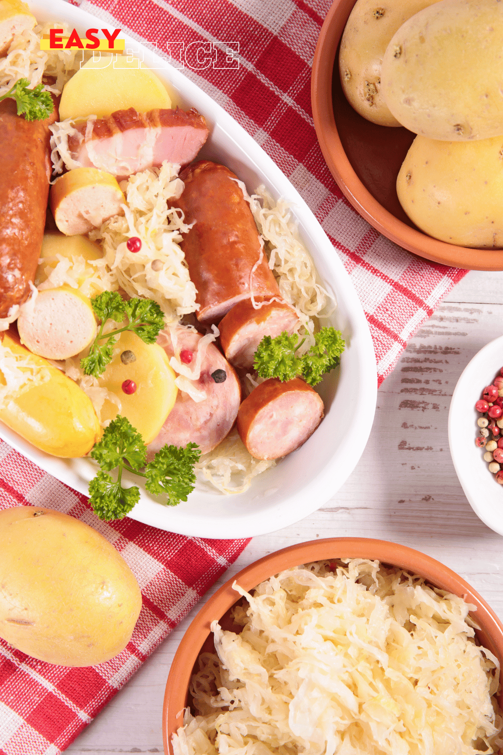 Choucroute garnie traditionnelle avec saucisses, lard et pommes de terre