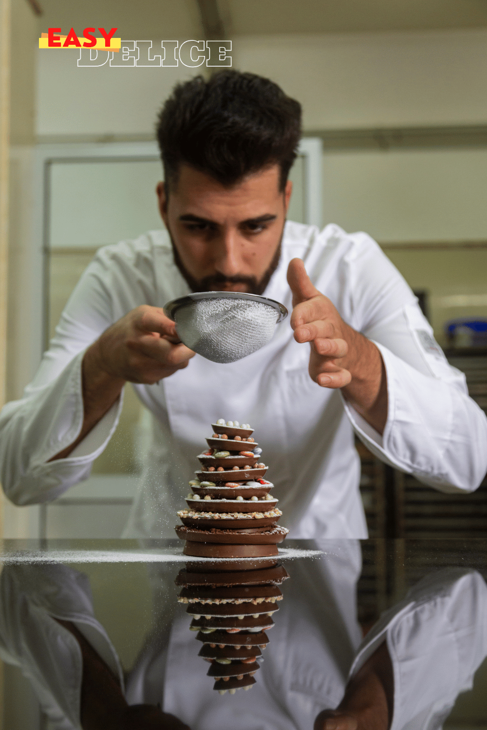 Pâtissier amateur créant un dessert sophistiqué avec des ustensiles de base