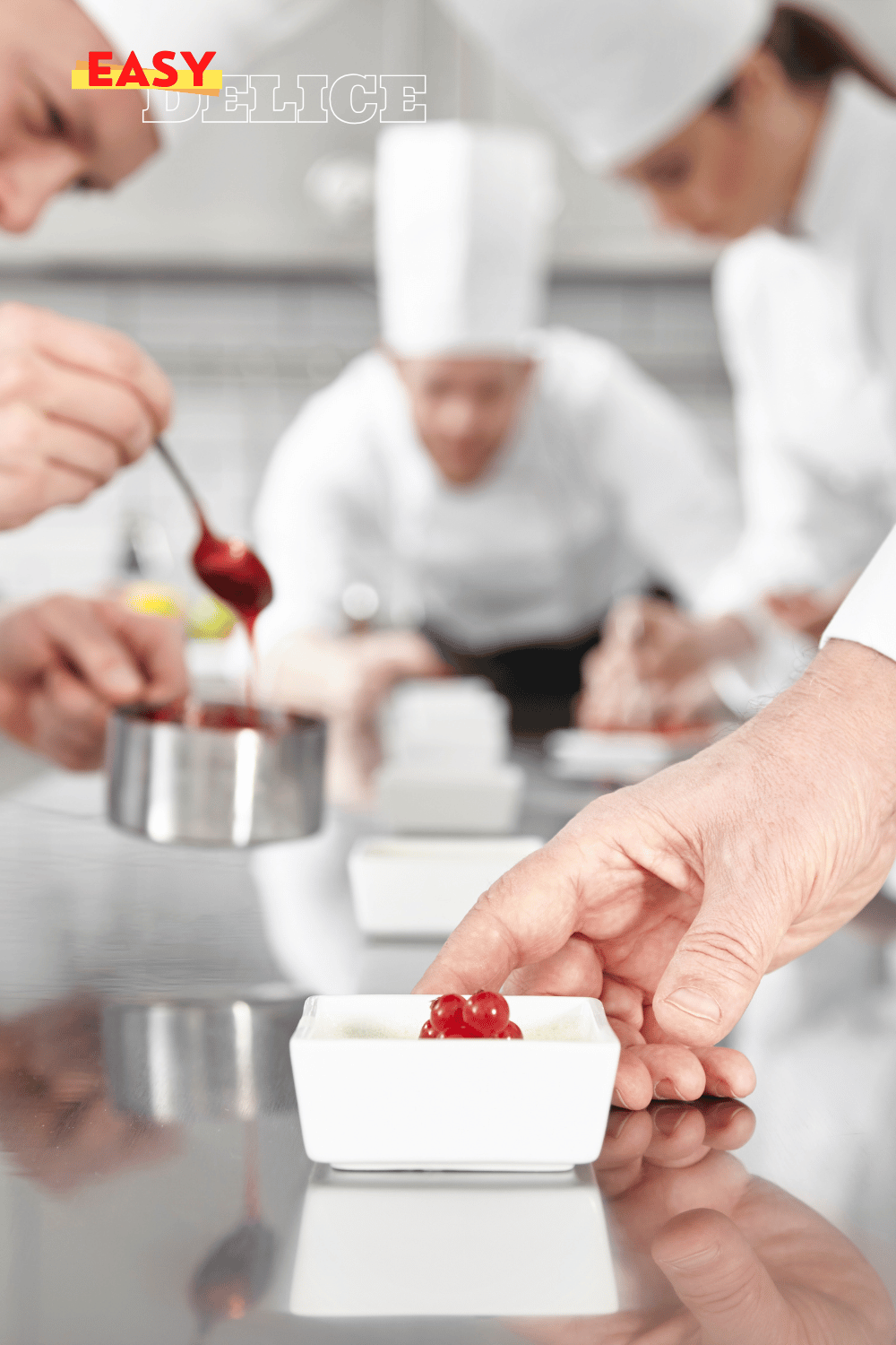 Pâtissier amateur créant un dessert sophistiqué avec des ustensiles de base